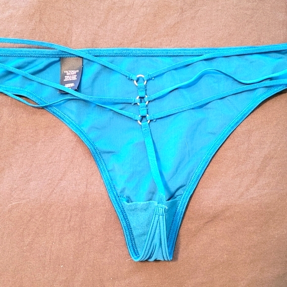 Victoria’s Secret Large V-Strings - Picture 5 of 9